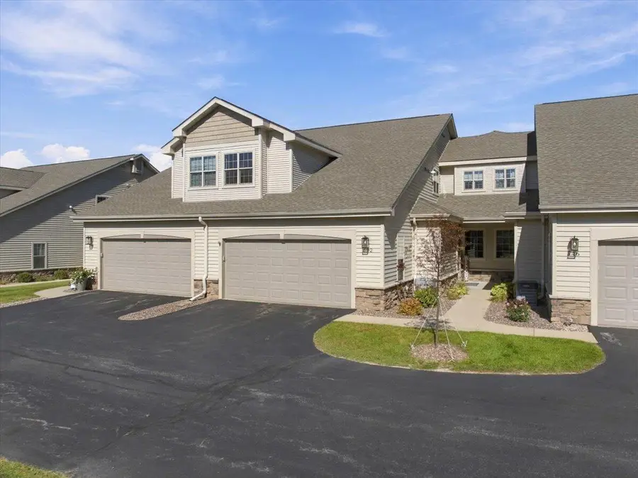542 Cedar Bluffs Way, Slinger, WI 53086 - #2