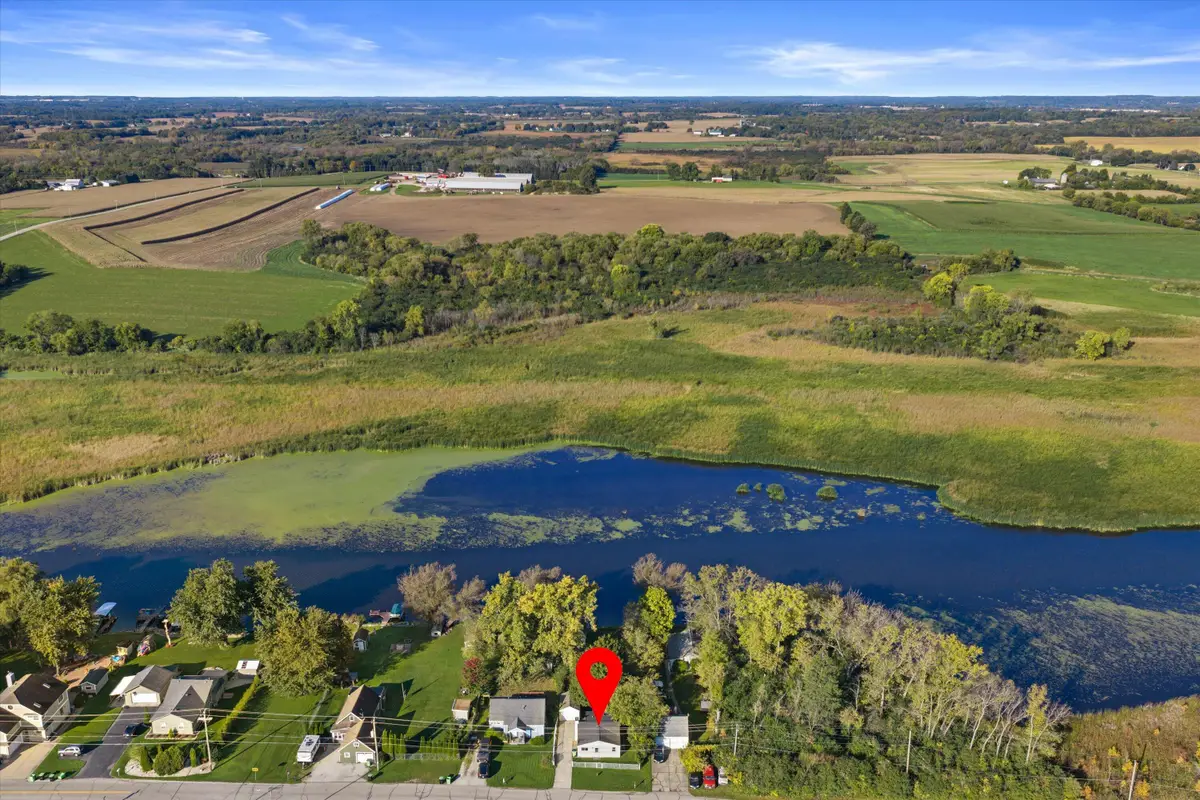 8012 Fox River Rd, Waterford, WI 53185 - #1