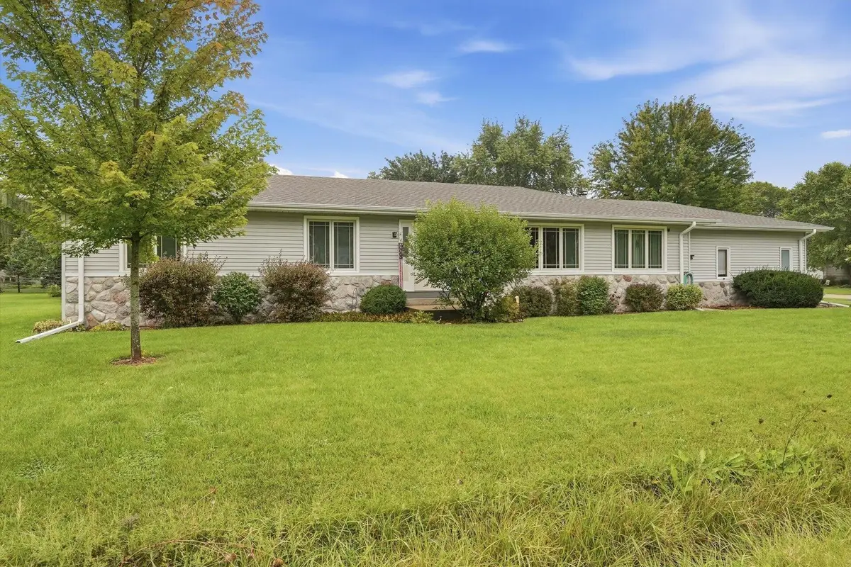 1014 N Meadow Dr, Silver Lake, WI 53170 - #1