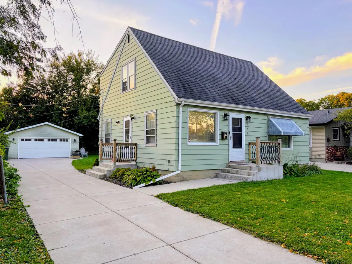 725 S 119th St, West Allis, WI 53214 - #1