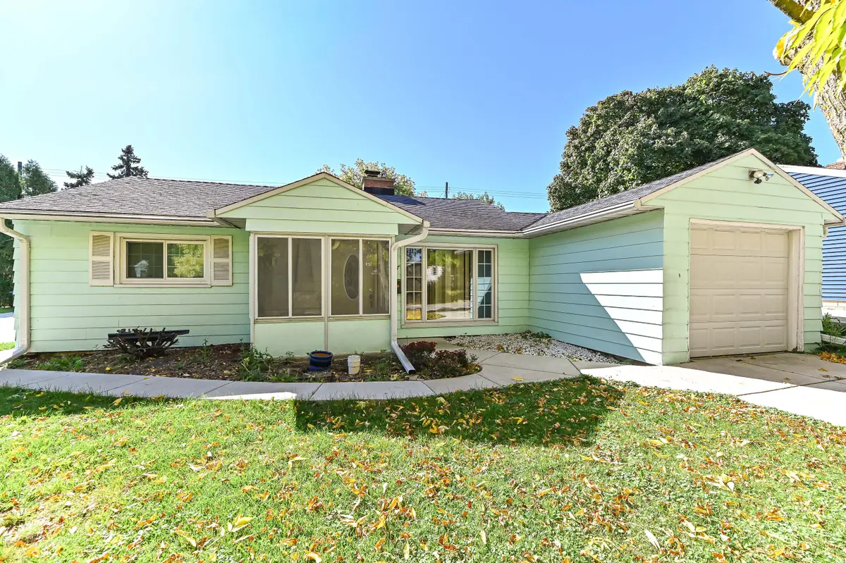6117 W Bennett Ave, Milwaukee, WI 53219 - #1