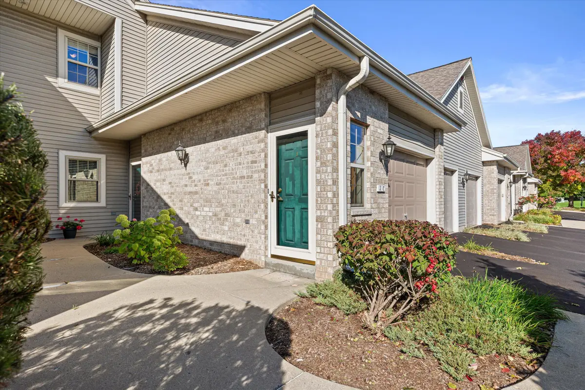 18725 Emerald Cir, Brookfield, WI 53045 - #1