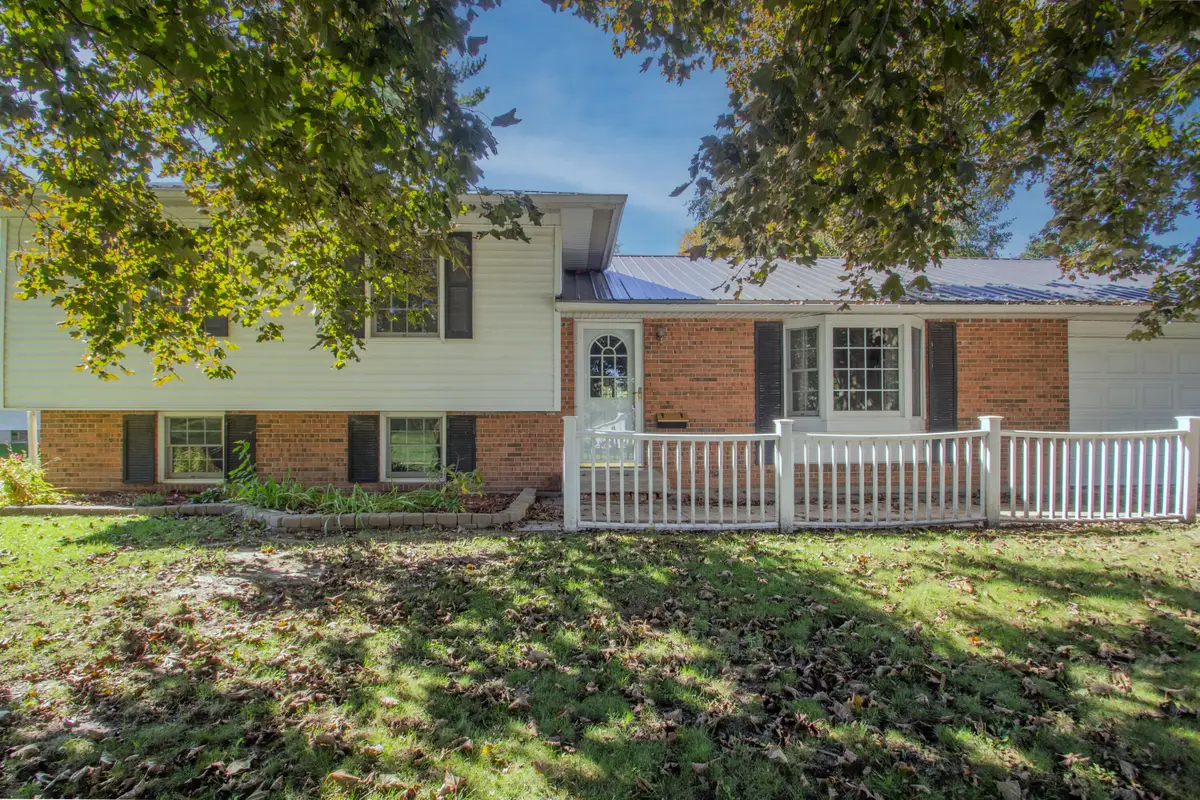 310 S Concord Ave, Watertown, WI 53094 - #1