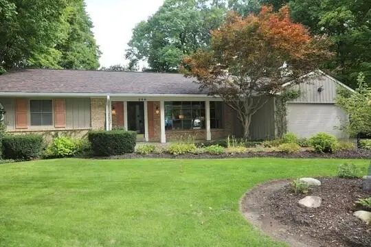 590 E Ravenswood Hills Cir, Brookfield, WI 53045