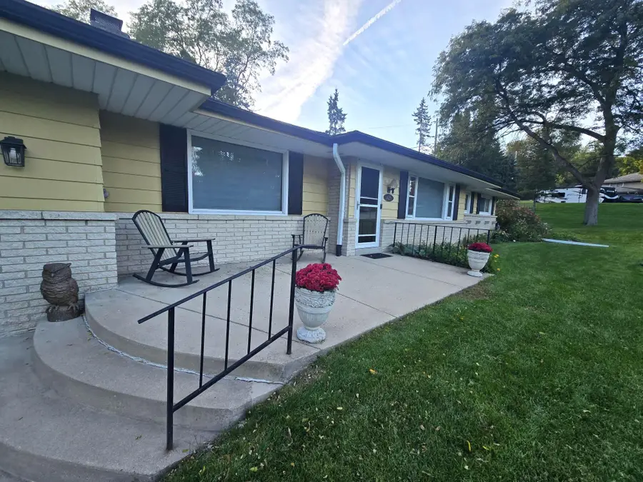 1425 S Sunny Crest Dr, New Berlin, WI 53146 - #2
