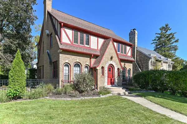 7926 Hillcrest Dr, Wauwatosa, WI 53213