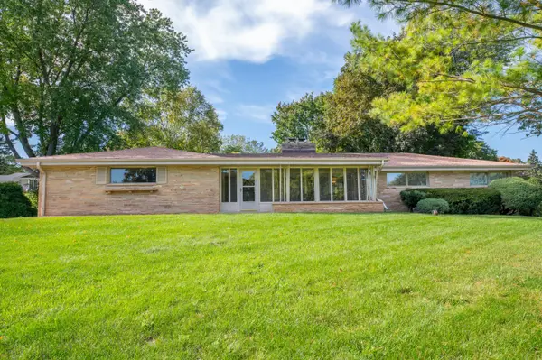 15300 High Knoll Ln, Brookfield, WI 53005