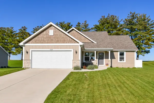 529 Arbor Ridge Dr, Delavan, WI 53115