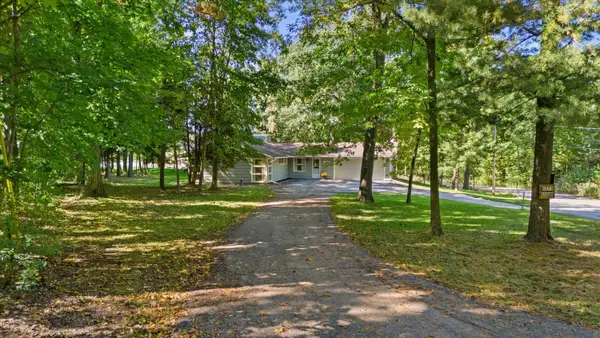 W271S3599 Oak Knoll Dr, Waukesha, WI 53189