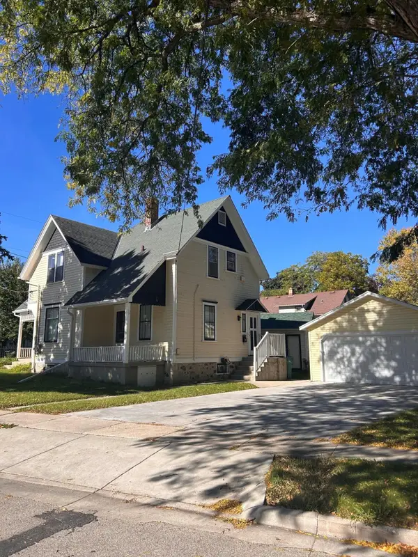 W58N421 Hilbert Ave, Cedarburg, WI 53012