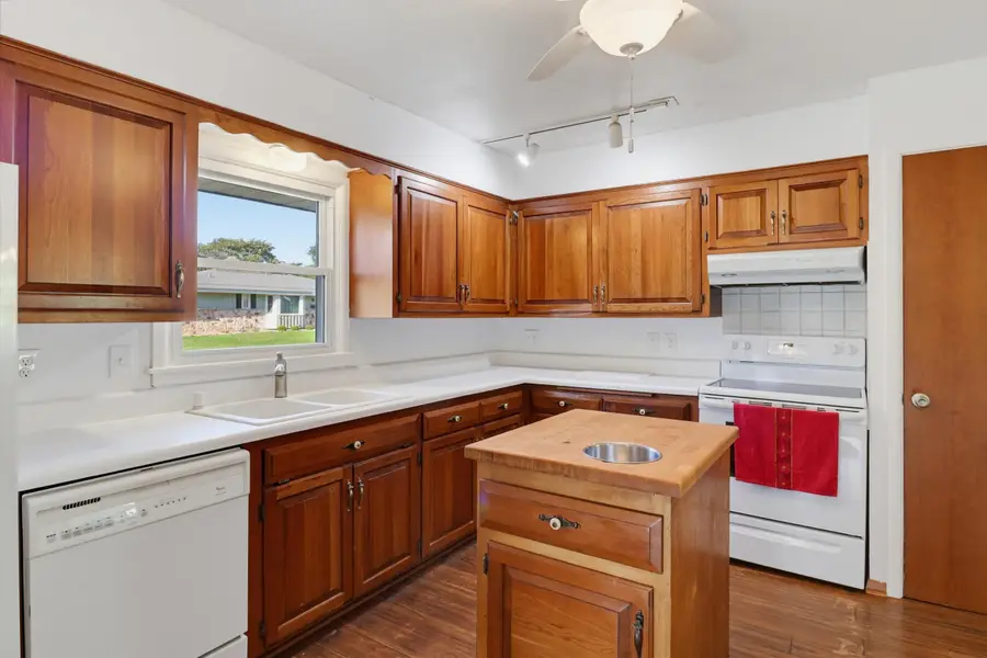 5421 Laura Ln, Greendale, WI 53129 - #2