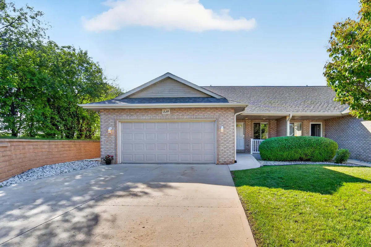 539 Bolson Dr, Oconomowoc, WI 53066 - #1