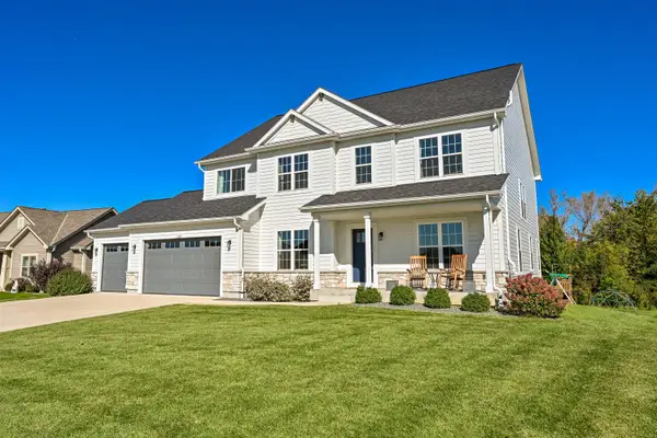 8460 S Nighthawk Trl, Oak Creek, WI 53154