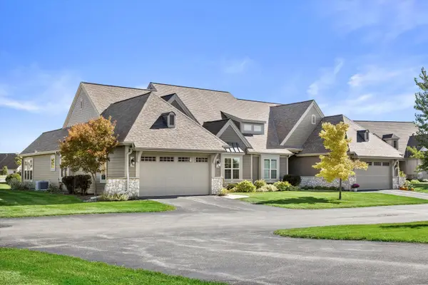 1648 Belmont Ln, Oconomowoc, WI 53066