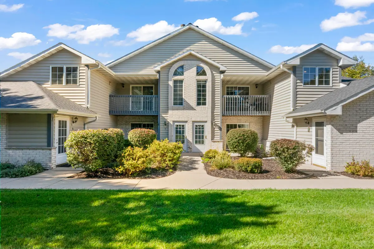 W240N2566 E Parkway Meadow Cir, Pewaukee, WI 53072 - #1