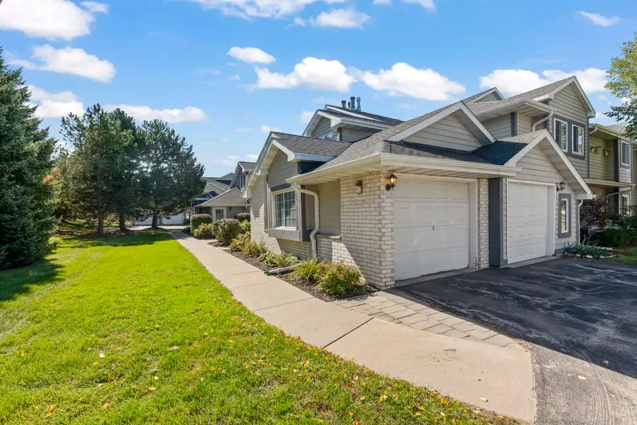 W240N2566 E Parkway Meadow Cir, Pewaukee, WI 53072 - #2