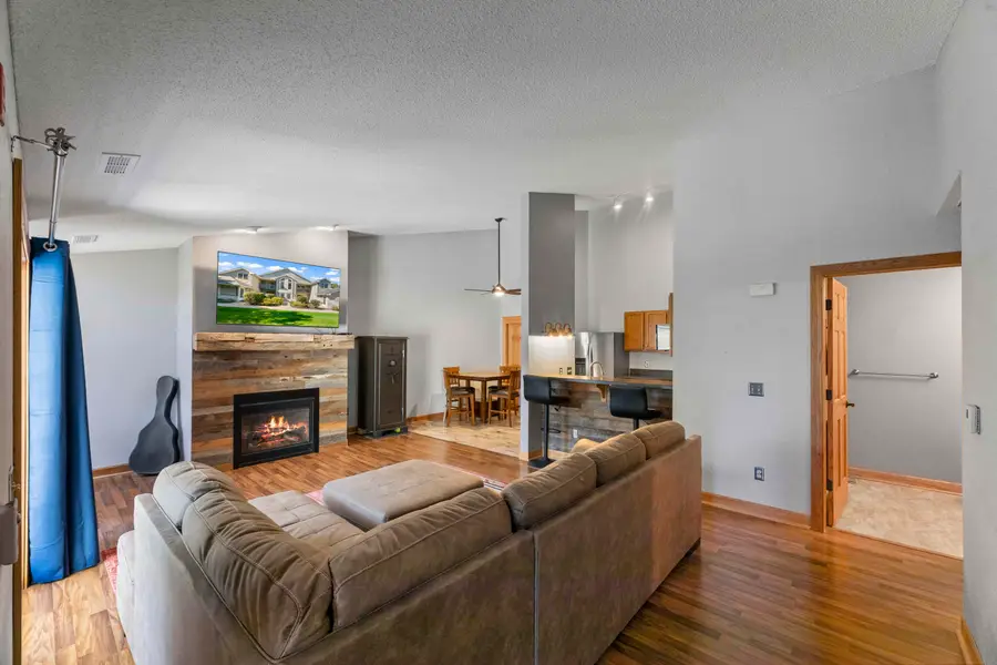 W240N2566 E Parkway Meadow Cir, Pewaukee, WI 53072 - #3