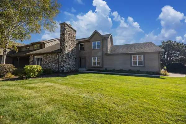 1515 W De La Warr Cir, Mequon, WI 53092