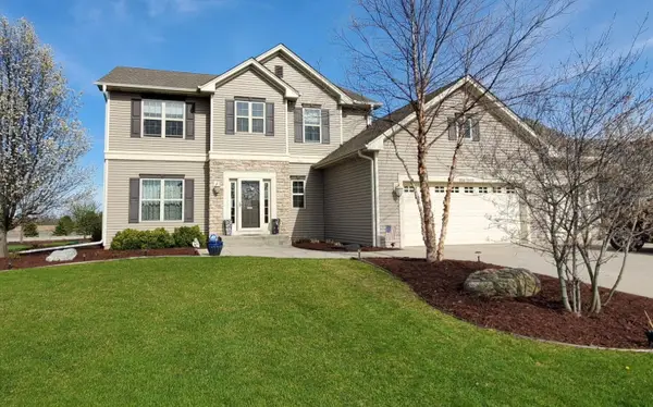 W226N4168 Sunder Creek Ct, Pewaukee, WI 53072
