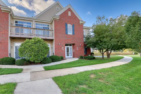 2561 W Colonial Woods Dr, Oak Creek, WI 53154