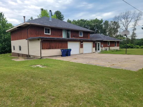 N2910 Teddy Bear Ln, Waupaca, WI 54981