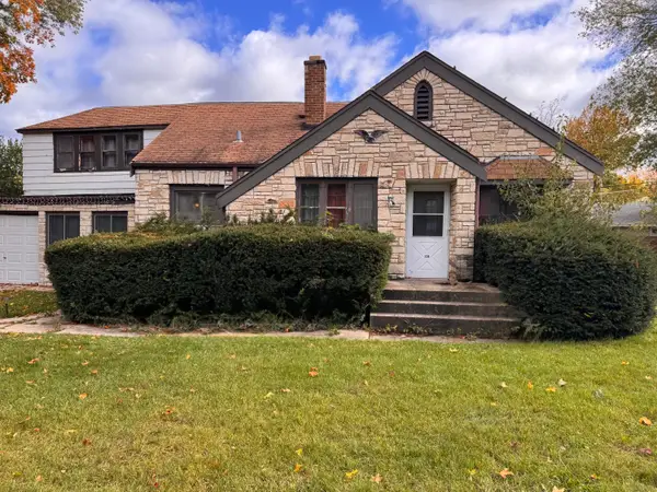 728 N 116th St, Wauwatosa, WI 53226