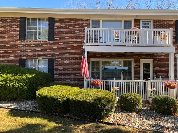 516 Laurel Lake Rd, Thiensville, WI 53092