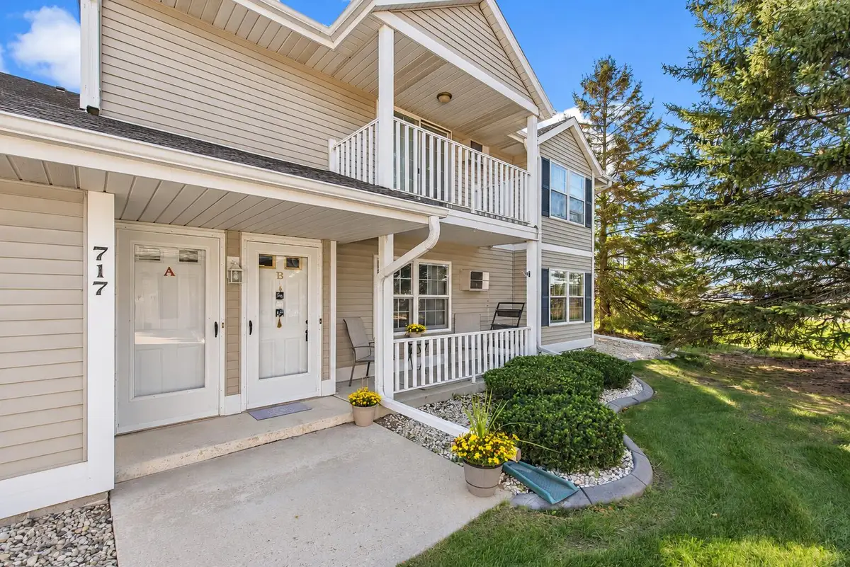 717 Canterberry Ct, West Bend, WI 53090 - #1