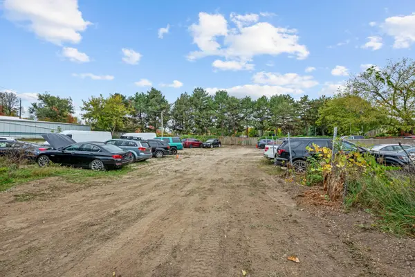 17 S 83rd St, West Allis, WI 53214
