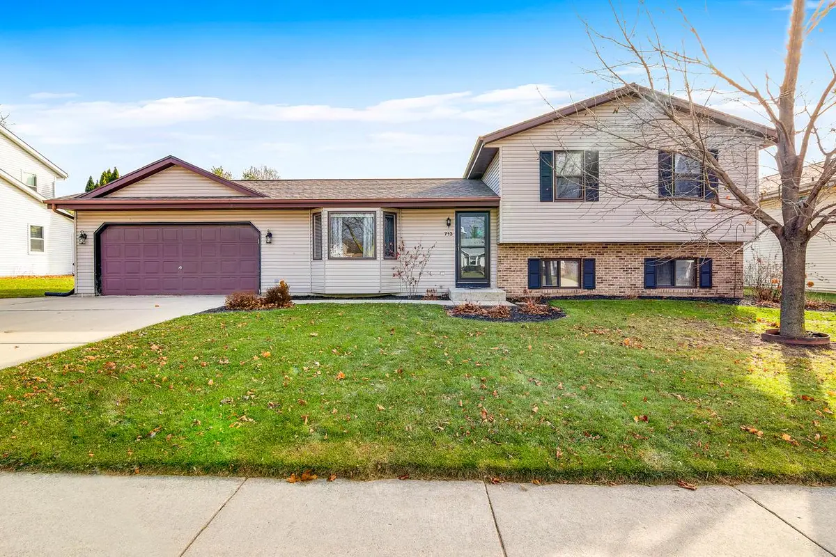 713 Oakfield St, West Bend, WI 53090 - #1