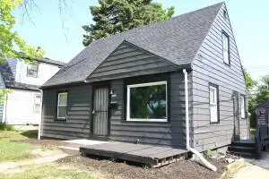 5822 W Carmen AVENUE, Milwaukee, WI 53218