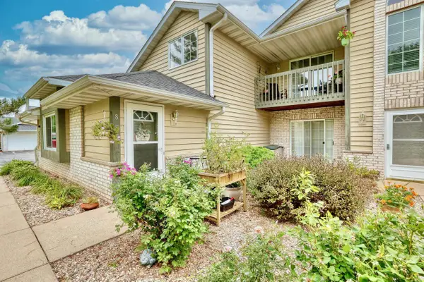 W240N2500 E Parkway Meadow CIRCLE #8, Pewaukee, WI 53072