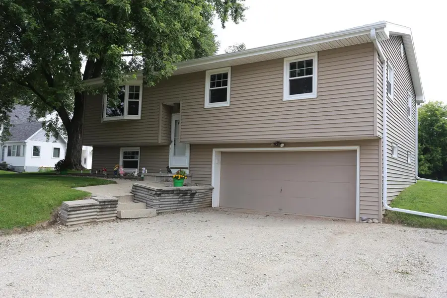 907 S University AVENUE, Beaver Dam, WI 53916 - Image #2