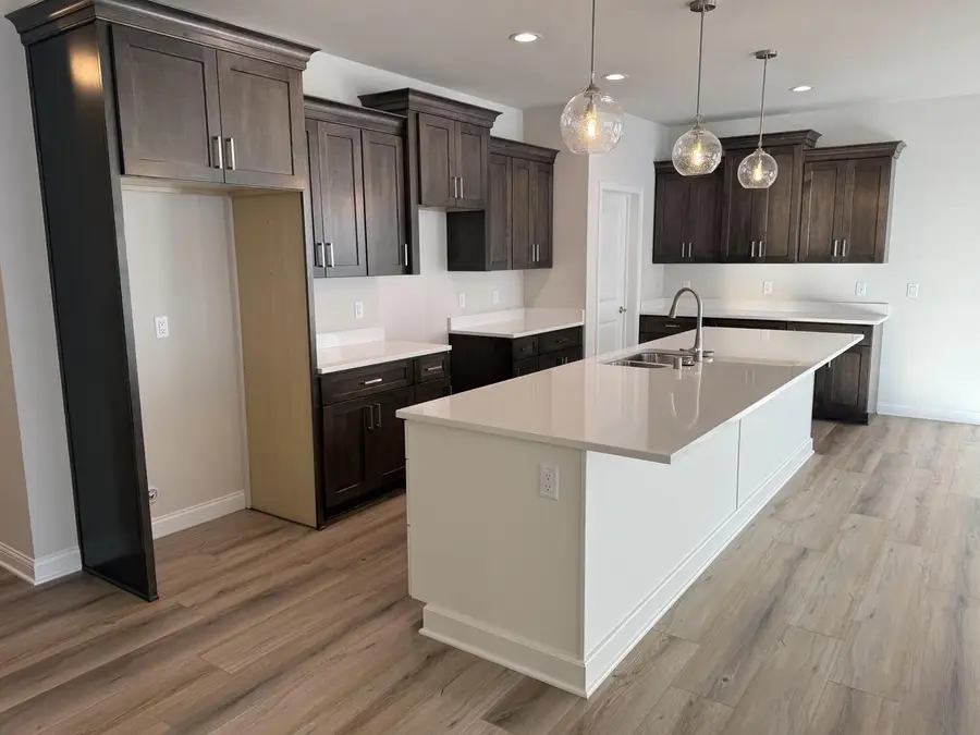 394 Sandy CIRCLE, Pewaukee, WI 53072 - Image #2