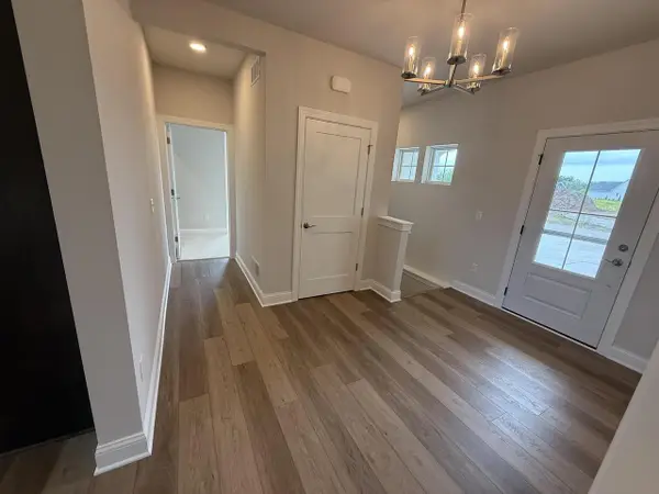 327 Sandy CIRCLE, Pewaukee, WI 53072