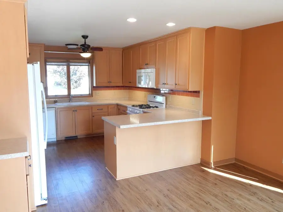 916 Hawthorne COURT, Manitowoc, WI 54220 - Image #2