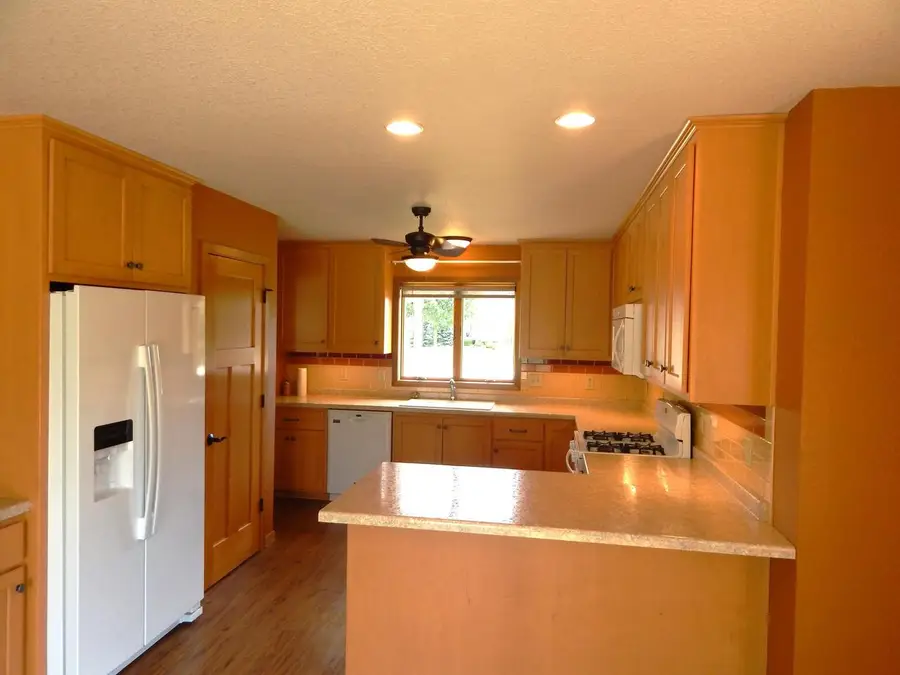 916 Hawthorne COURT, Manitowoc, WI 54220 - Image #3