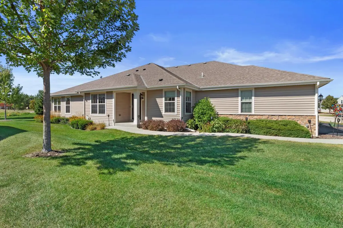 2708 Portage CIRCLE, Waukesha, WI 53189 - Image #1