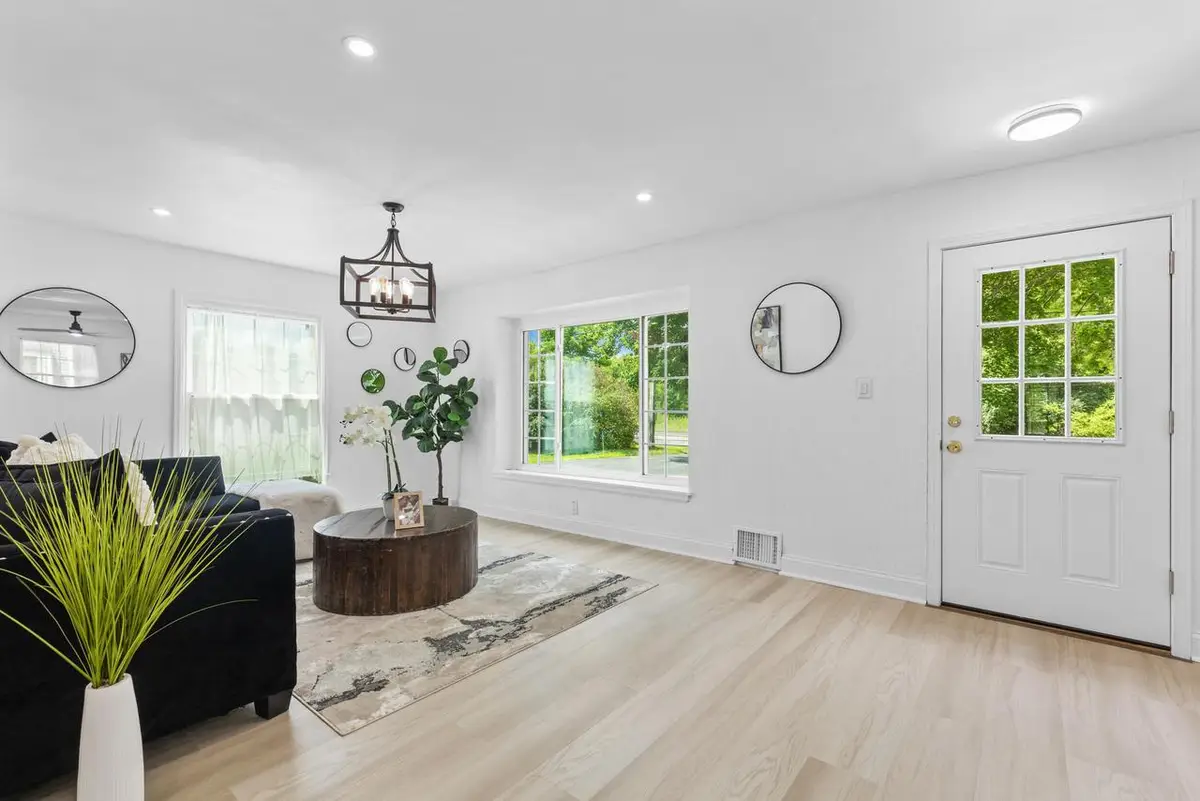 550 N Riverside DRIVE, Saukville, WI 53080 - Image #1