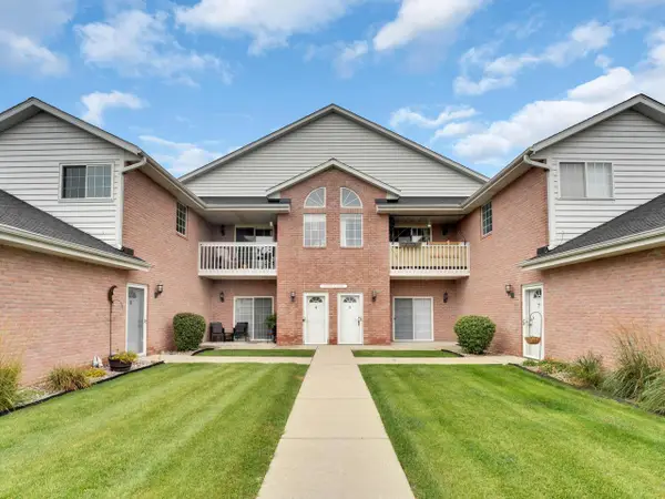 W241N2573 E Parkway Meadow CIRCLE #Unit 3, Pewaukee, WI 53072