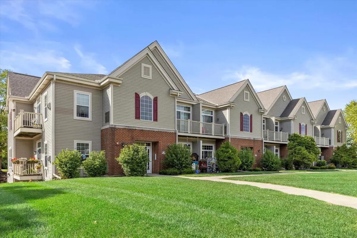 W206N16743 Blackberry CIRCLE #1628, Jackson, WI 53037 - Image #1