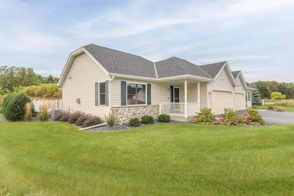 296 Oconomowoc PARKWAY, Oconomowoc, WI 53066