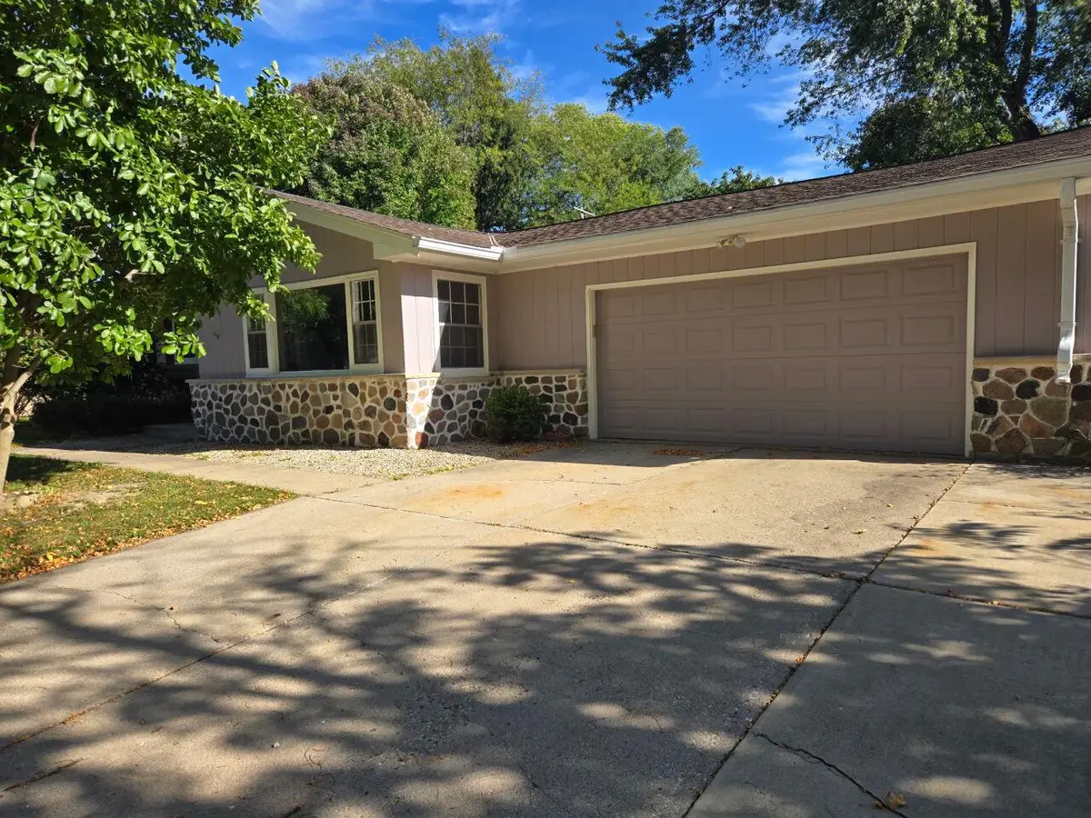 917 E Roberta AVENUE, Waukesha, WI 53186 - Image #1