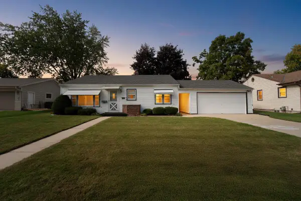 1040 Lincoln DRIVE W, West Bend, WI 53095