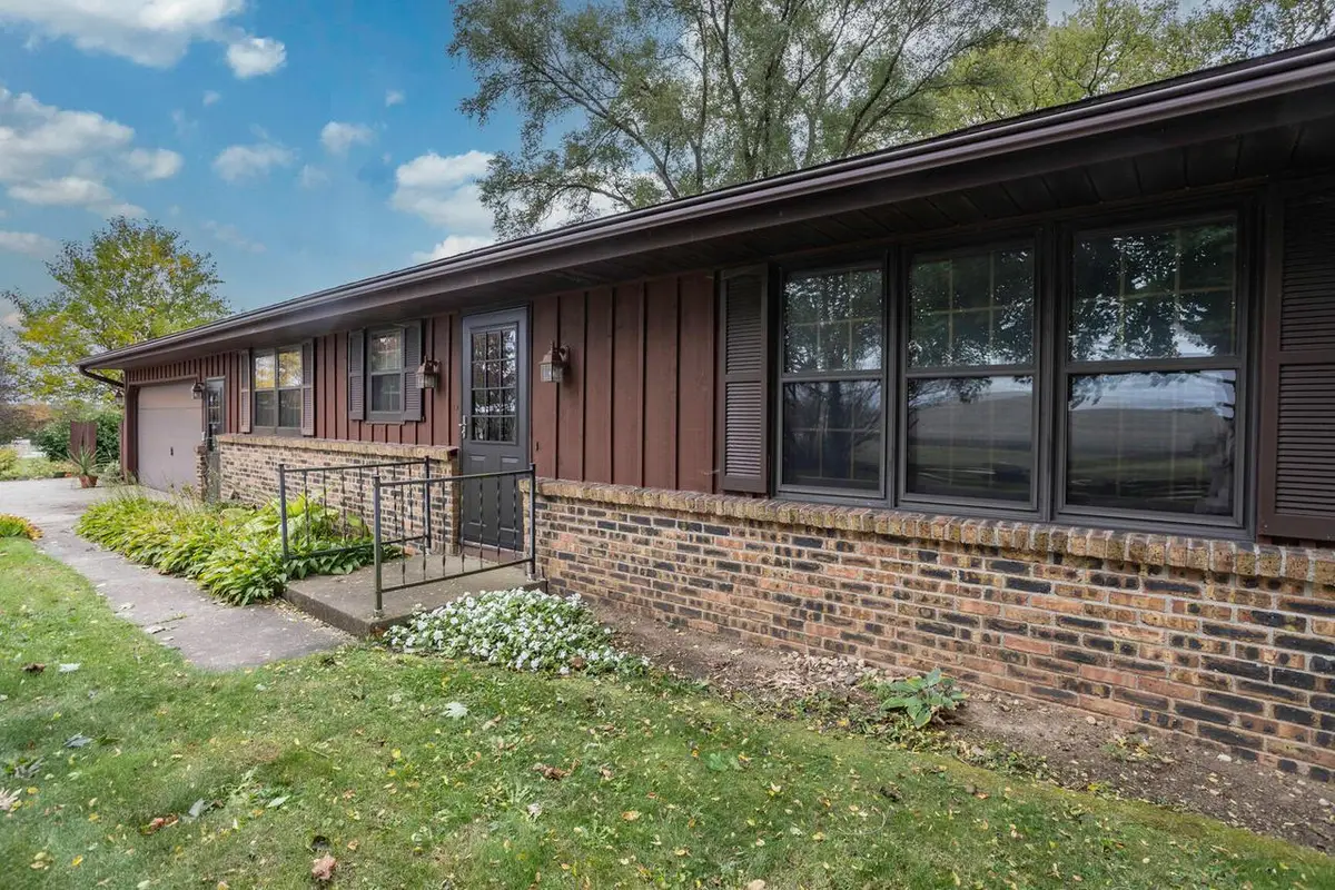 S31W26111 Sunset DRIVE, Waukesha, WI 53189 - Image #1