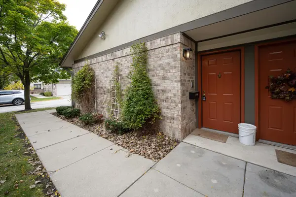 500 W Bender ROAD #27, Glendale, WI 53217