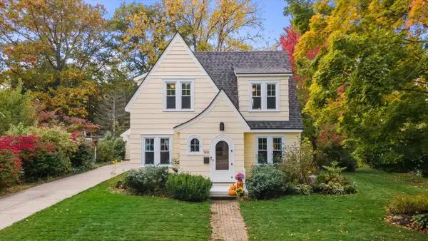 569 Greenland AVENUE, Oconomowoc, WI 53066