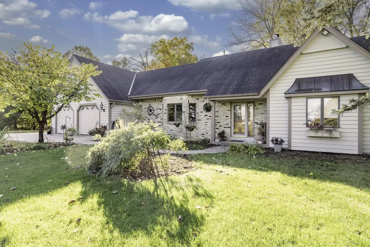 7137 E Valley Ridge Dr, Lisbon, WI 53719 - Image #1