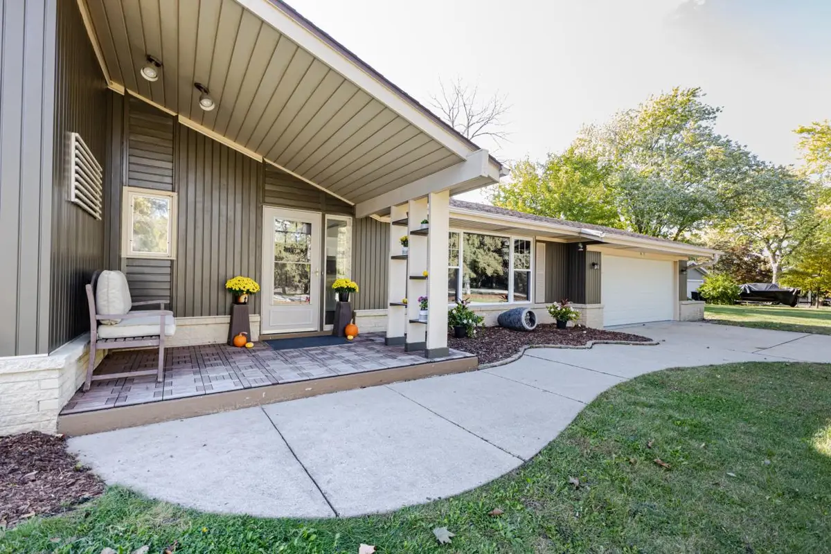 N28W26587 Miami DRIVE, Pewaukee, WI 53072 - Image #1