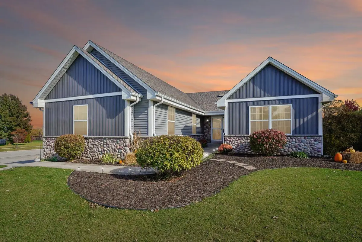 921 E Prairie View DRIVE, Oak Creek, WI 53154 - Image #1